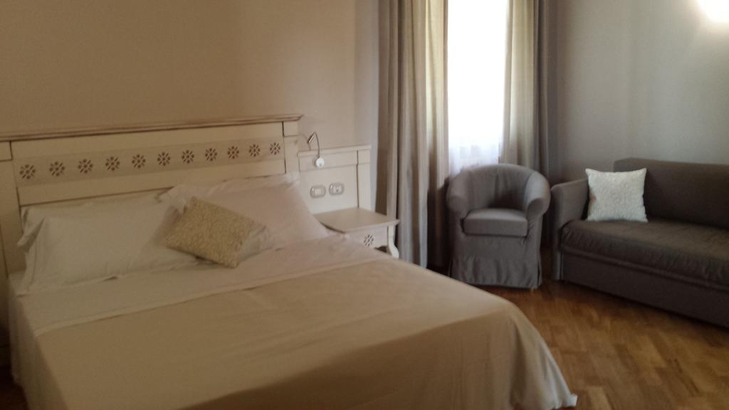 Hotel Sesmones Lodi Chambre photo